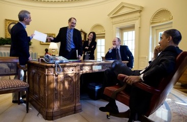 Barack_Obama_David_Axelrod_Rahm_Emmanuel_in_the_Oval_Office-400x266